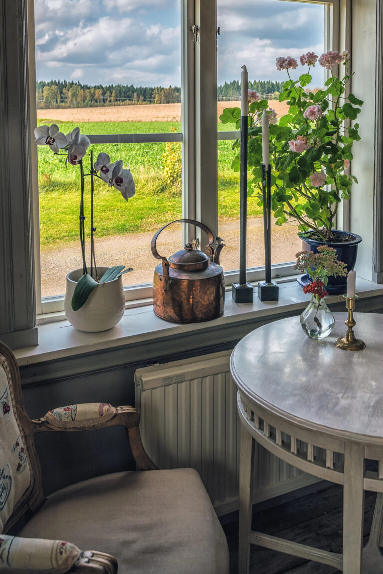 7 Flower Decor Ideas for a Charming Cottage-Style Home