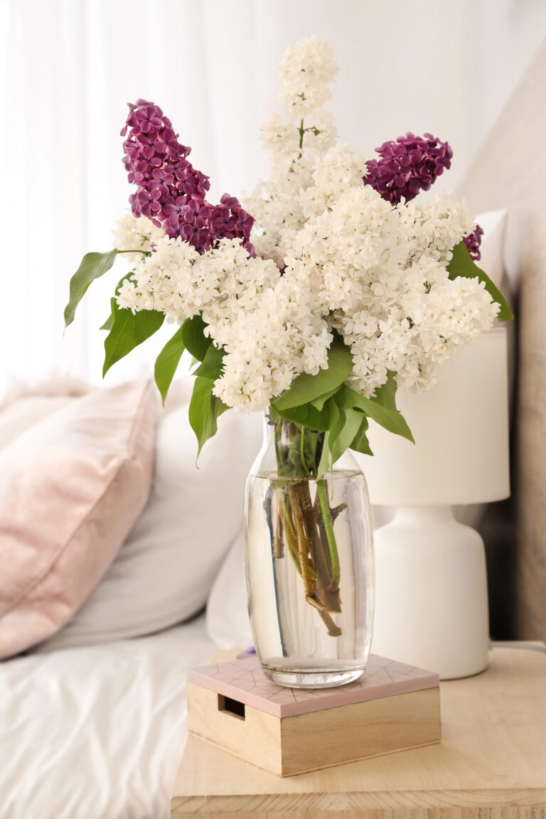 White Blooms for the Bedroom: Serenity and Style